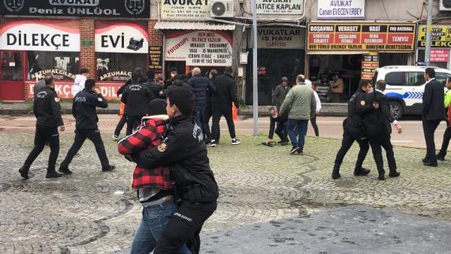 Duruşma sonrası adliye önünde bıçaklı kavga