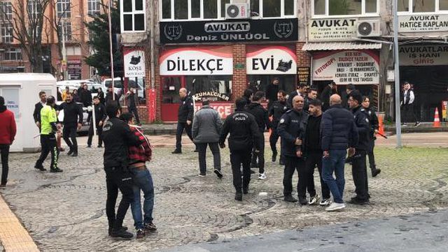 Duruşma sonrası adliye önünde bıçaklı kavga