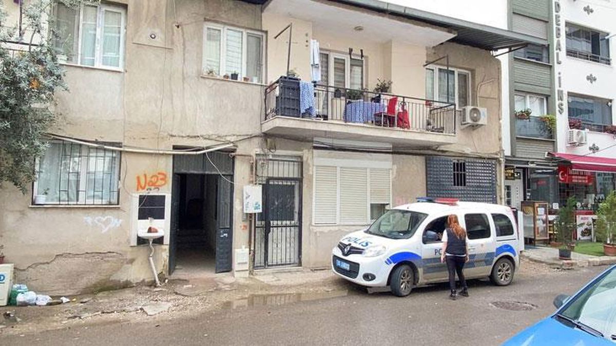 Kavga ettiği komşusunun kapısına silah sıktı! Kurşunlar kadının başına isabet etti