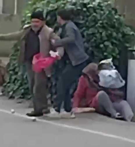 Pendik'te yaşlı kadını tekme tokat döven adam bedelini ağır ödedi! O anlar kamerada