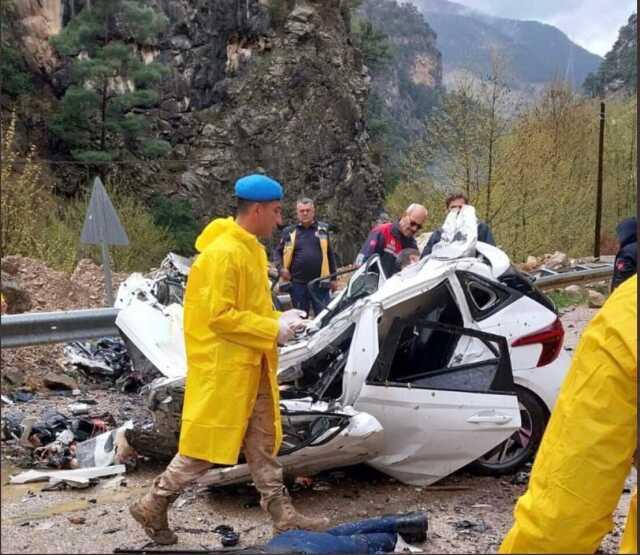 Son Dakika: Adana'da heyelan nedeniyle üzerine kaya devrilen otomobildeki 4 öğretmen hayatını kaybetti