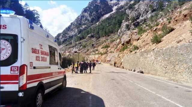 Son Dakika: Adana'da heyelan nedeniyle üzerine kaya devrilen otomobildeki 4 öğretmen hayatını kaybetti