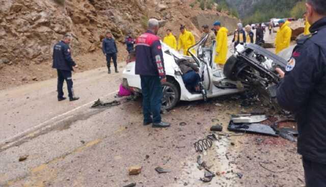 Son Dakika: Adana'da heyelan nedeniyle üzerine kaya devrilen otomobildeki 4 öğretmen hayatını kaybetti