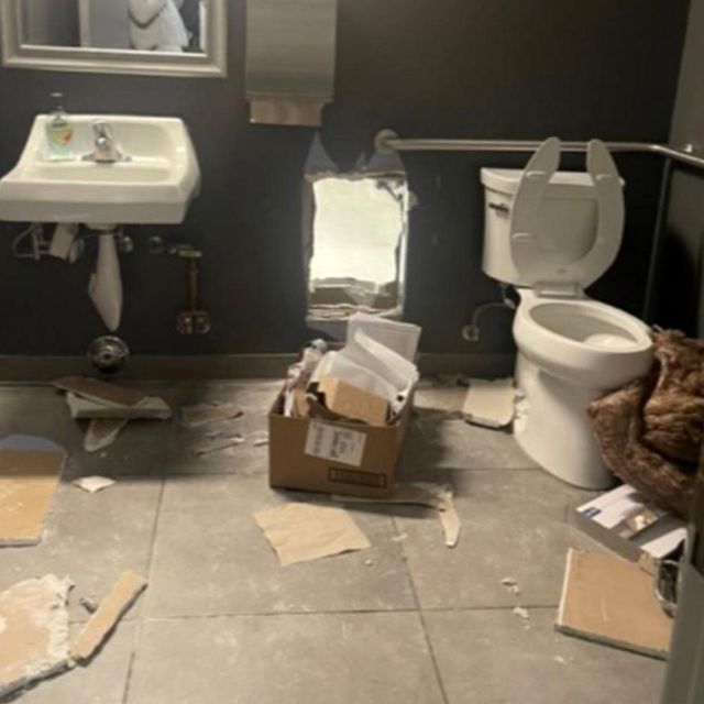 Tuvaletin duvarını delip 500 bin dolarlık mal çaldılar