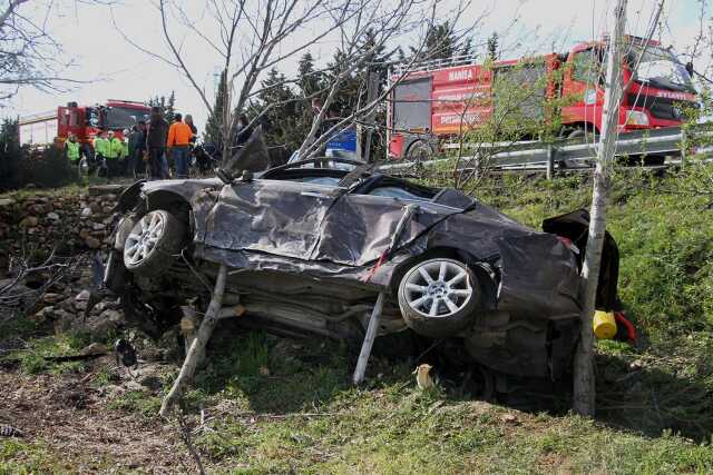 2 saat önce aldıkları otomobille kaza yaptılar: 1'i ağır 2 yaralı