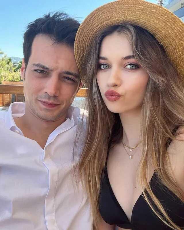 Afra Saraçoğlu kendisini tek kalemde silen eski aşkı Mert Yazıcıoğlu'nu Instagram'dan takip etmeyi bıraktı Afra Saraçoğlu kendisini tek kalemde silen eski aşkı Mert Yazıcıoğlu'nu Instagram'dan takip etmeyi bıraktı