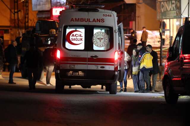 Husumetli ailelerin çöp atma kavgası kanlı bitti! 1'i polis 2 kişi hayatını kaybetti