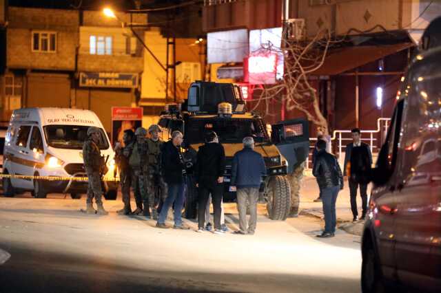 Husumetli ailelerin çöp atma kavgası kanlı bitti! 1'i polis 2 kişi hayatını kaybetti