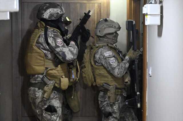 İstanbul merkezli 18 ilde siber dolandırıcılık operasyonu! 153 kişi gözaltına alındı İstanbul merkezli 18 ilde siber dolandırıcılık operasyonu! 153 kişi gözaltına alındı