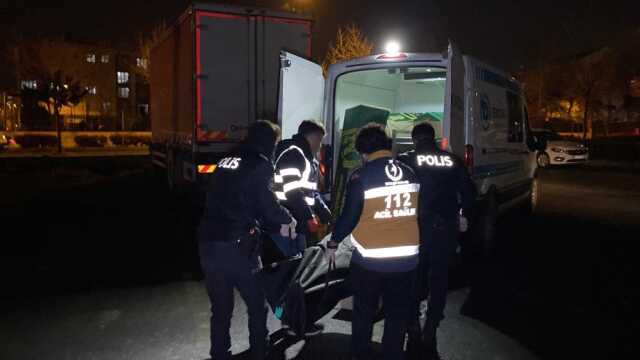 Kendi otomobilinin arka koltuğunda kanlar içinde ölü olarak bulundu
