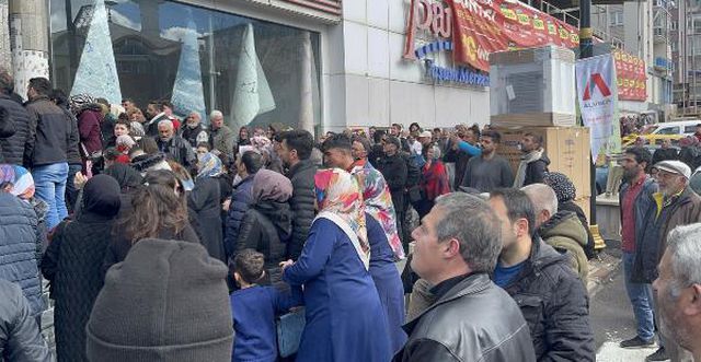 Sivas'ta mağazada indirim izdihamı