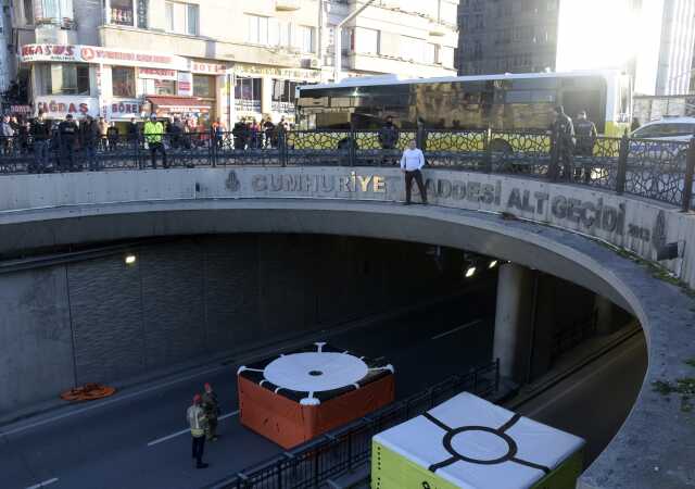 Ukraynalı eski polis, Taksim'de 'Savaşı durdurun' diyerek intihar girişiminde bulundu