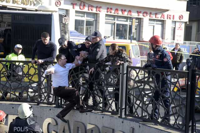 Ukraynalı eski polis, Taksim'de 'Savaşı durdurun' diyerek intihar girişiminde bulundu