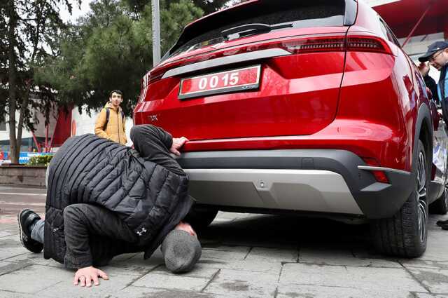 Vatandaşın Togg'u incelediği fotoğrafın hikayesi! O esnadaki sözleri bomba