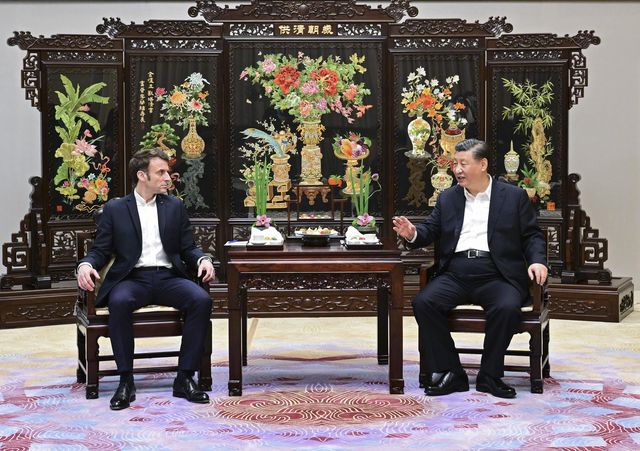 Xi, Macron ile Gayriresmi Görüşme Gerçekleştirdi Xi, Macron ile Gayriresmi Görüşme Gerçekleştirdi