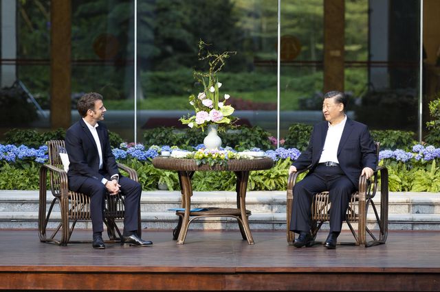 Xi, Macron ile Gayriresmi Görüşme Gerçekleştirdi Xi, Macron ile Gayriresmi Görüşme Gerçekleştirdi