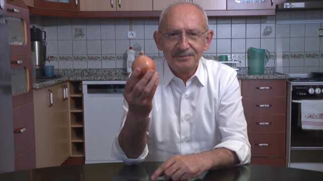 Kılıçdaroğlu, 'Asıl gündemimiz bu' diyerek mutfağından yeni video paylaştı: Erdoğan kalırsa soğanın kilosu 100 lira olacak Kılıçdaroğlu, 'Asıl gündemimiz bu' diyerek mutfağından yeni video paylaştı: Erdoğan kalırsa soğanın kilosu 100 lira olacak