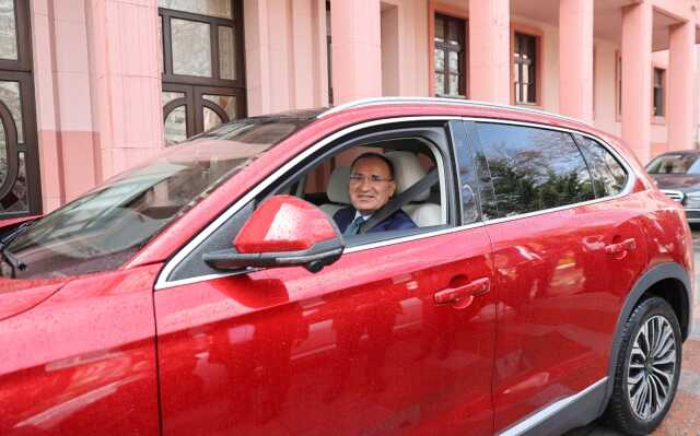Adalet Bakanı Bekir Bozdağ, Togg ile ilk sürüşünü gerçekleştirdi