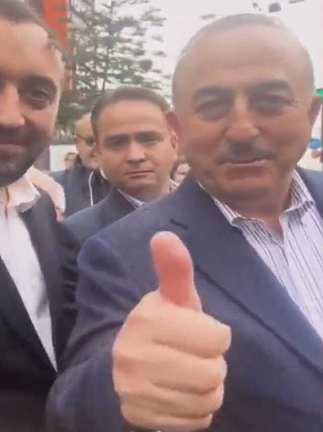 Bakan Çavuşoğlu, 'Messi mi Ronaldo mu?' diye soran turisti verdiği cevapla fena ters köşe yaptı
