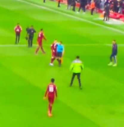 Dünya dev maçta yaşananları konuşuyor! Yıldız futbolcuya dirsek atan hakeme soruşturma açıldı