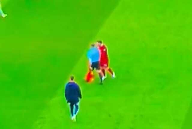 Dünya dev maçta yaşananları konuşuyor! Yıldız futbolcuya dirsek atan hakeme soruşturma açıldı