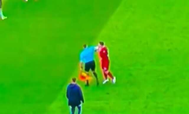 Dünya dev maçta yaşananları konuşuyor! Yıldız futbolcuya dirsek atan hakeme soruşturma açıldı