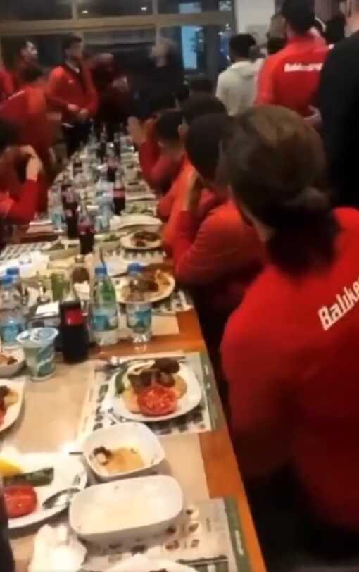 Türk futbolunda büyük rezillik! Taraftarları, Balıkesirsporlu futbolculara restoranda saldırdı