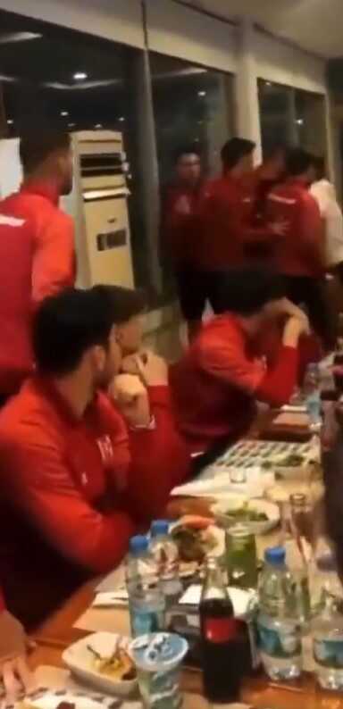 Türk futbolunda büyük rezillik! Taraftarları, Balıkesirsporlu futbolculara restoranda saldırdı