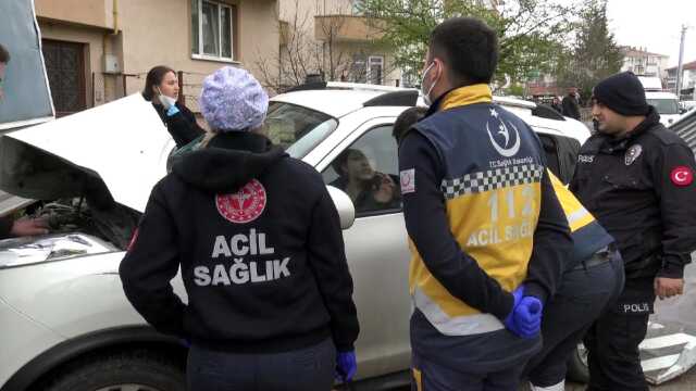 2 araca çarpıp kendini cipine kilitledi
