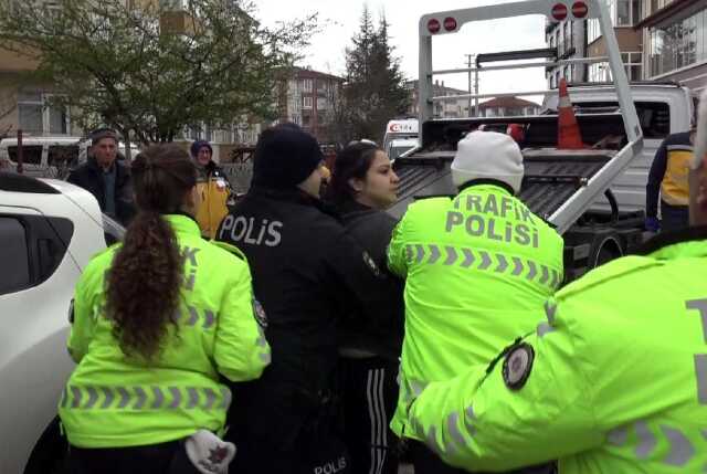 2 araca çarpıp kendini cipine kilitledi