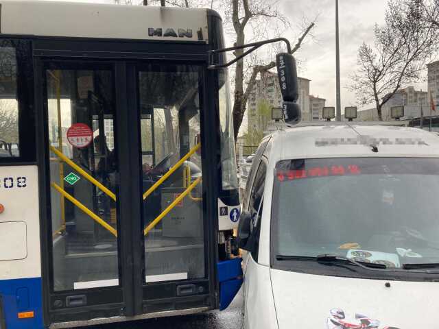 Başkent'te EGO otobüsünün şoförü trafikteki tartışmada aracı metrelerce sürükledi Başkent'te EGO otobüsünün şoförü trafikteki tartışmada aracı metrelerce sürükledi