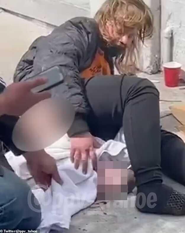 Evsiz kadın kaldırımda doğum yaptı! Vatandaş yerde ağlayan bebeğin ve annenin yardımına koştu