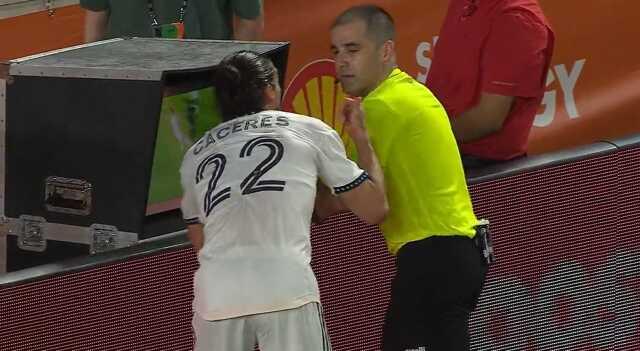 MLS maçında ilginç anlar! Hakemle VAR monitöründe pozisyonu izleyen futbolcu ağır bedel ödedi MLS maçında ilginç anlar! Hakemle VAR monitöründe pozisyonu izleyen futbolcu ağır bedel ödedi