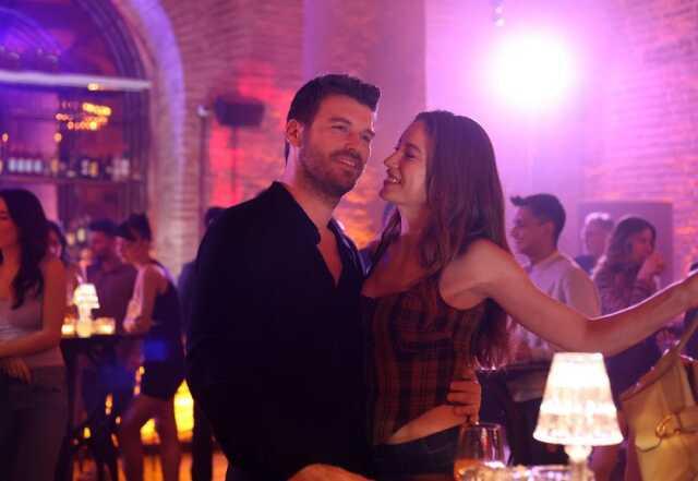 Serenay Sarıkaya Yaramızda Kalsın şarkı DİNLE! Aile dizisi Serenay şarkı sahnesi İZLE! Serenay Sarıkaya Yaramızda Kalsın şarkı DİNLE! Aile dizisi Serenay şarkı sahnesi İZLE!