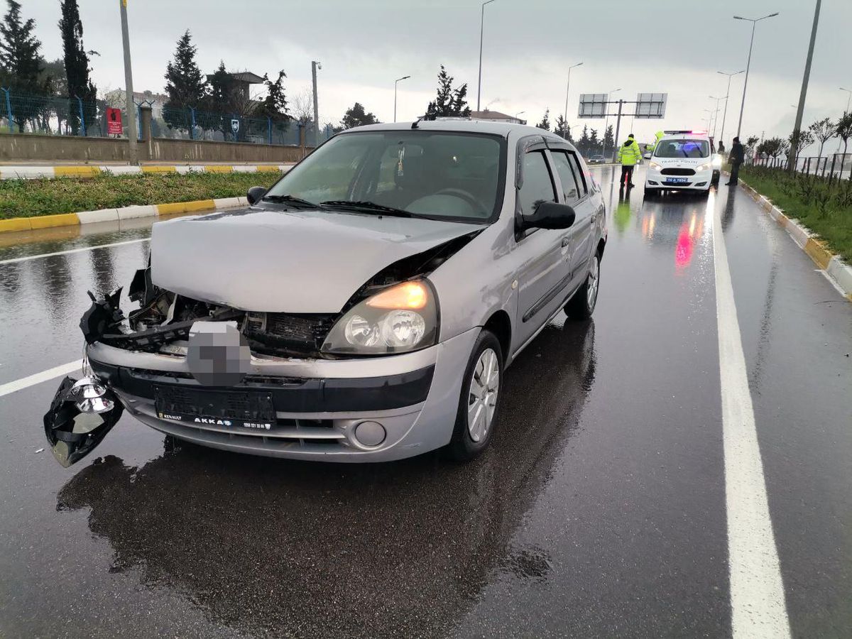 Bandırma'da otoyolda su birikintisi zincirleme kazaya neden oldu