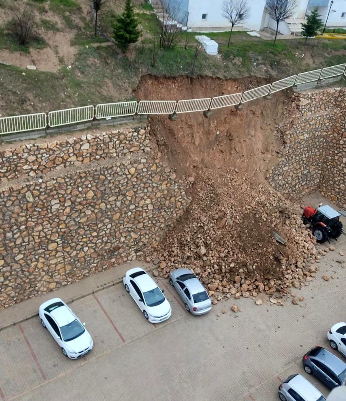 Elazığ'da istinat duvarı çöktü