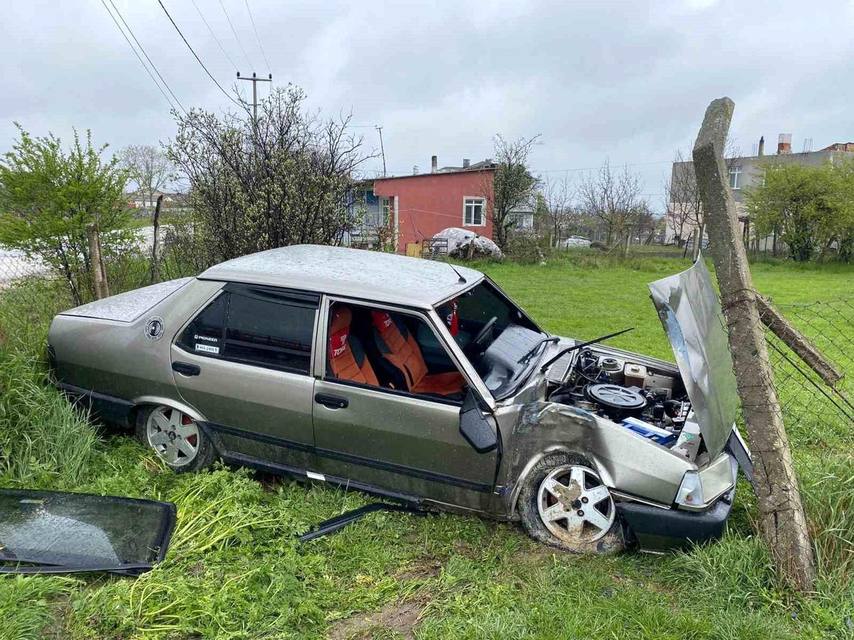 Kontrolden çıkan araç yol kenarındaki bahçeye uçtu