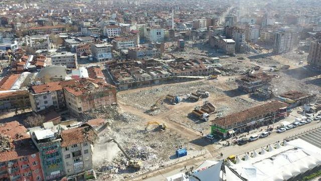 Malatya'da enkaz kaldırılınca yeni meydanlar oluştu