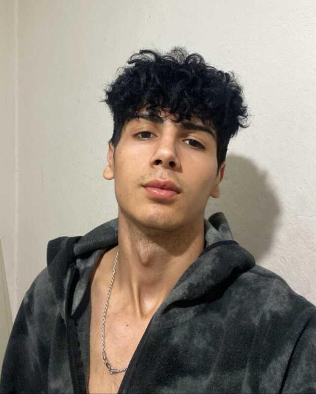 Şarkıcı Derya Uluğ, depremde hayatını kaybeden Taha Duymaz için iftar yemeği verdi Şarkıcı Derya Uluğ, depremde hayatını kaybeden Taha Duymaz için iftar yemeği verdi