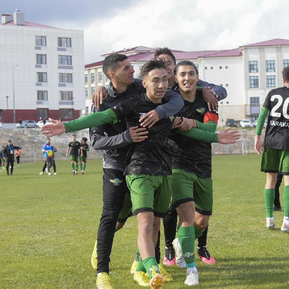 Akhisarspor Niğde Anadolu FK'yı geriden gelerek mağlup etti