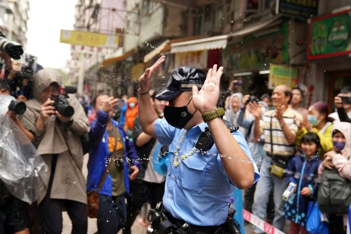 Hong Kong'da polise su sıkan 2 kişi gözaltına alındı