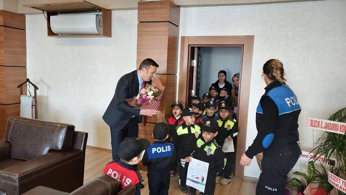 Kur'an Kursu miniklerinden polis amcalarına ziyaret