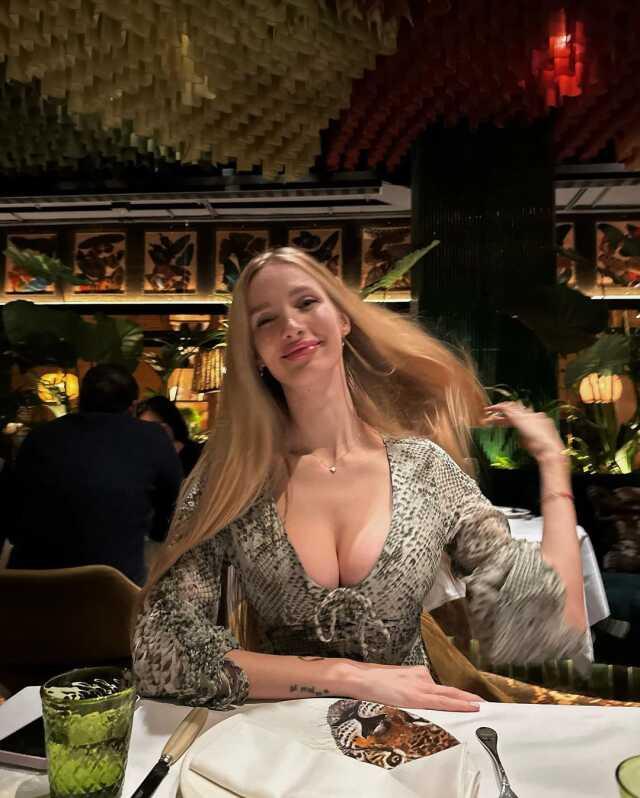 Reynmen'in kalbini çalan güzel, eski Miss Turkey finalisti çıktı! Dekolteli pozları nefes kesiyor Reynmen'in kalbini çalan güzel, eski Miss Turkey finalisti çıktı! Dekolteli pozları nefes kesiyor