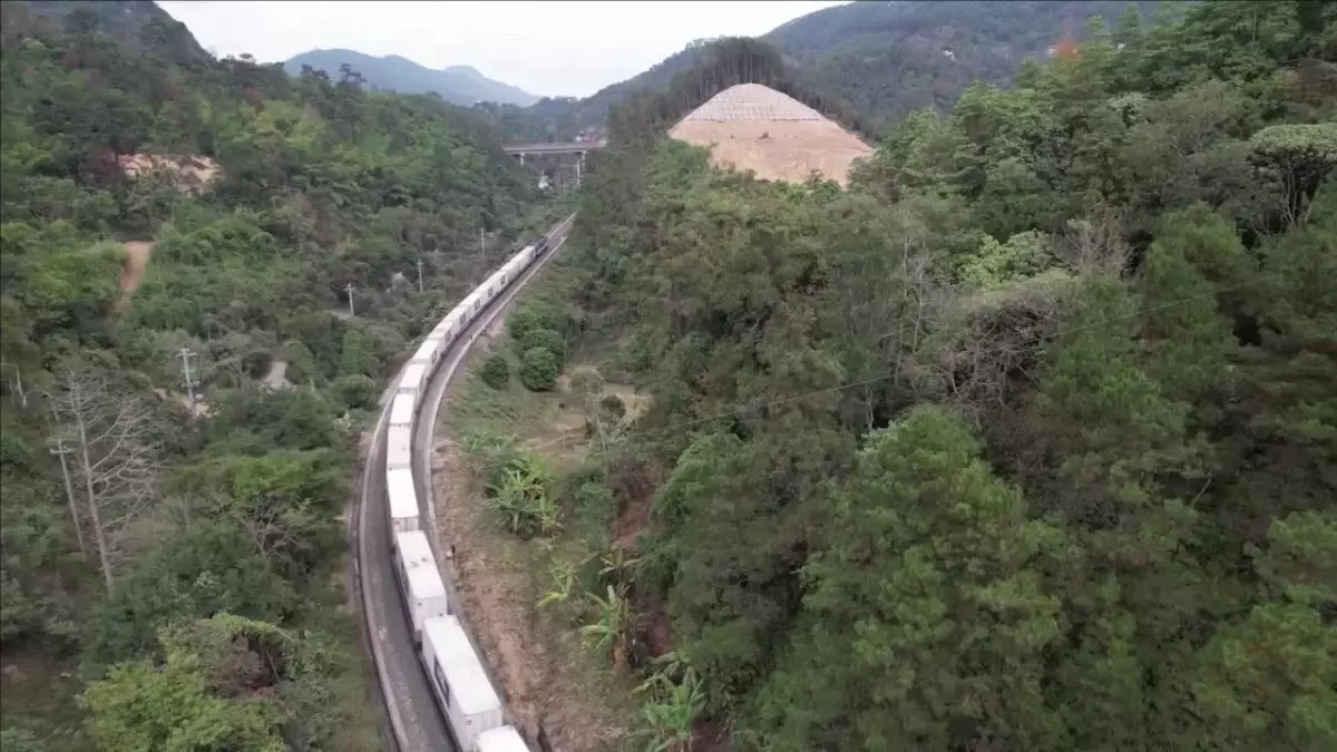 Soğutmalı Yük Treni Güneydoğu Asya’dan Çin’e Taşınan Meyvelerin Taze