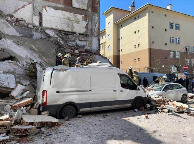 Son Dakika: İstanbul'da 5 katlı bina araçların üzerine çöktü