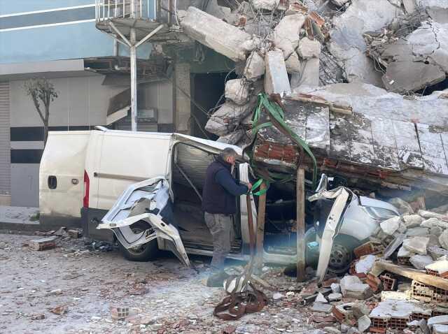 Son Dakika: İstanbul'da 5 katlı bina araçların üzerine çöktü