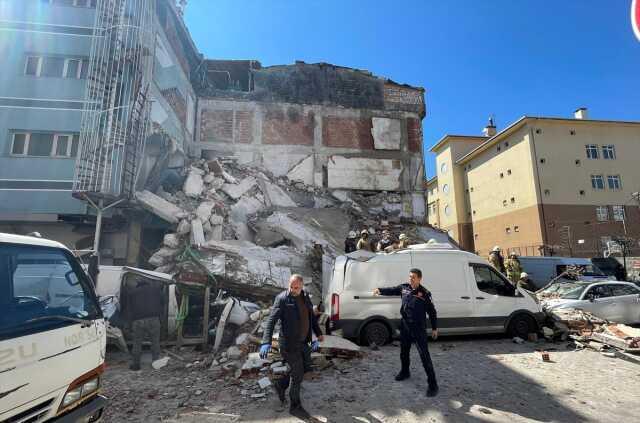 Son Dakika: İstanbul'da 5 katlı bina araçların üzerine çöktü