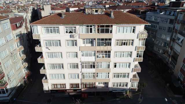 46 yıllık binanın kolonlarında patlama meydana geldi! Apartman caddeye doğru eğildi