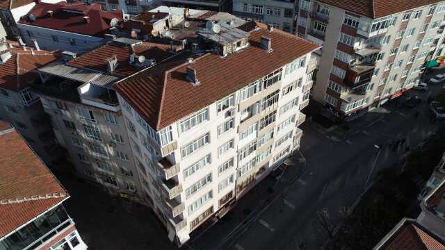 46 yıllık binanın kolonlarında patlama meydana geldi! Apartman caddeye doğru eğildi