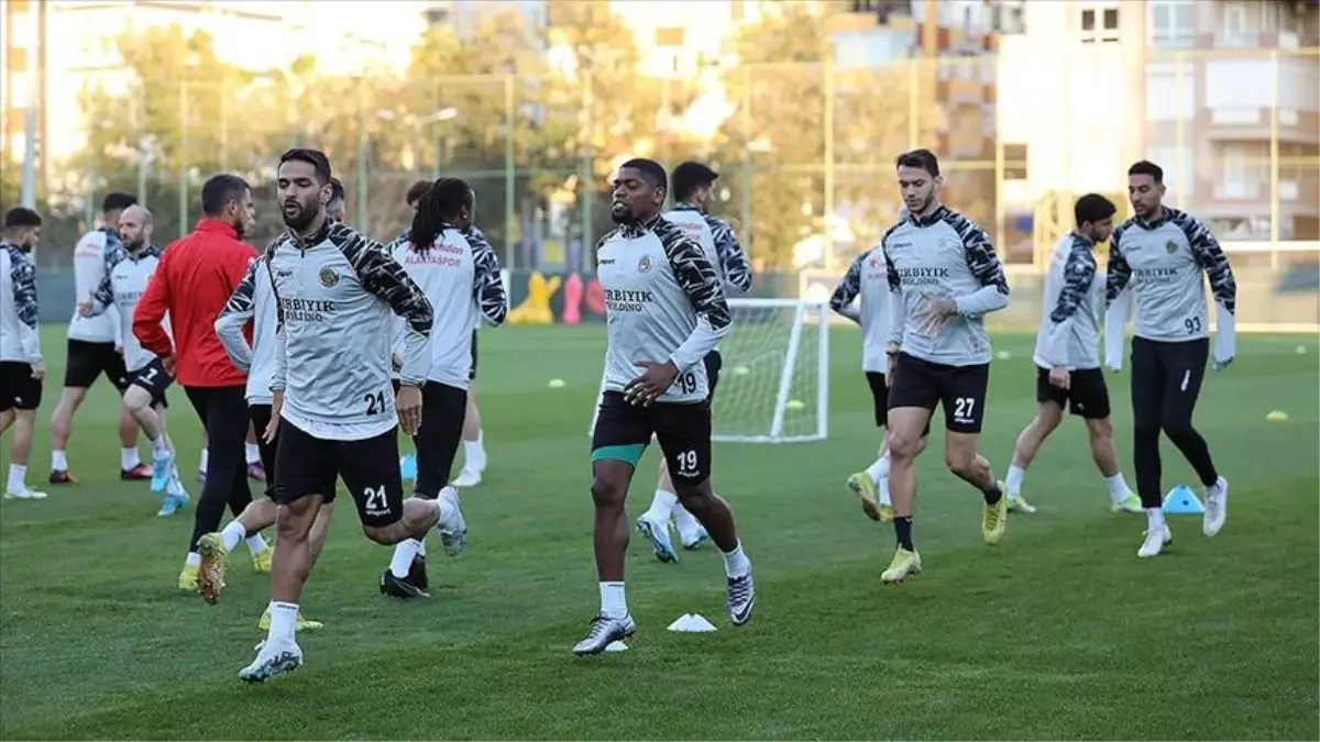 Alanyaspor'da ceza sınırında bulunan futbolcular! Alanyaspor'da hangi futbolcular cezalı veya sakat?